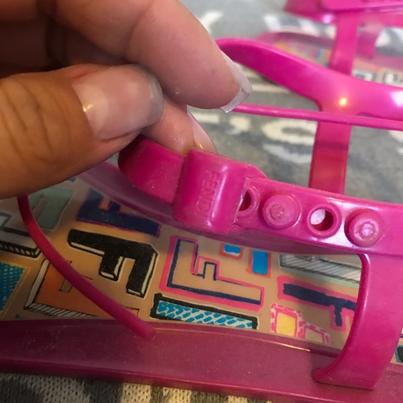 ❤️SOLD❤️% Authentic Fendi Pink Rubber Sandals - Picture 8 of 8
